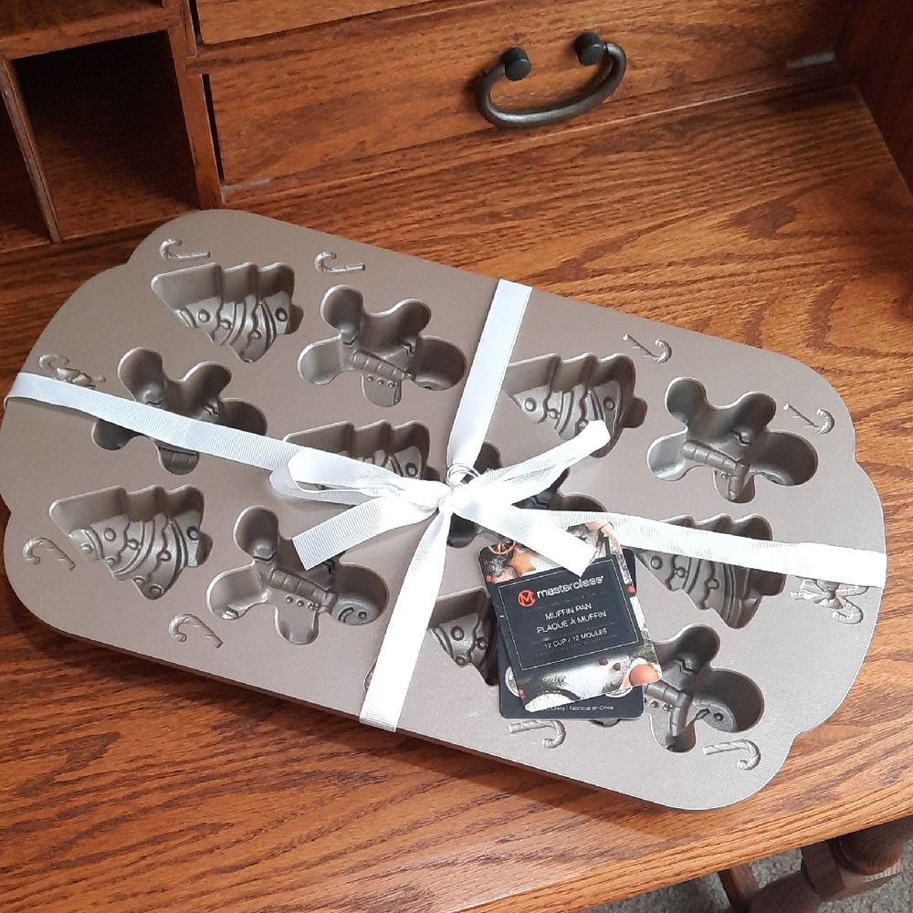 NWT.  Masterclass Muffin Pan Heavy Duty Cast Aluminum.